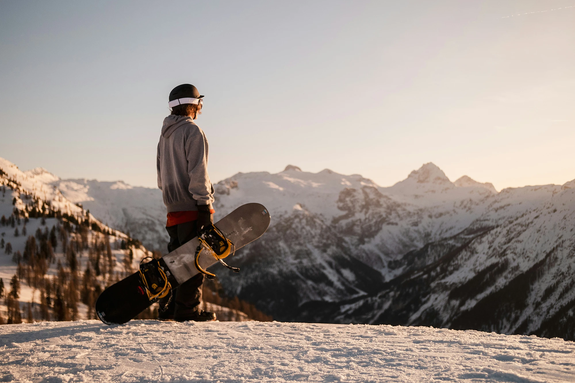Snowboardzista podziwia widok